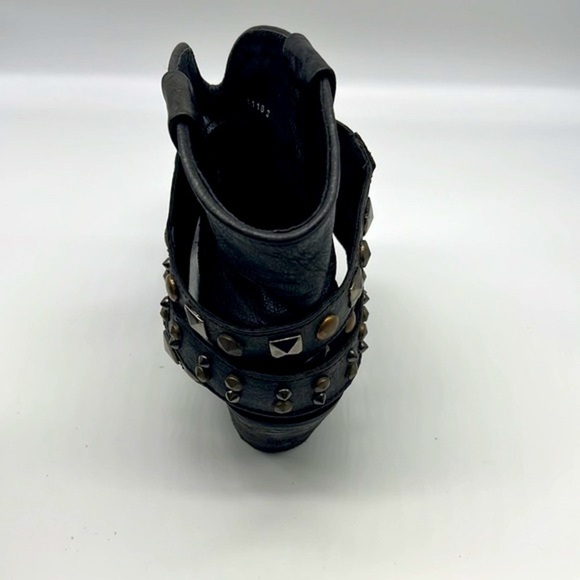 Circle G - Black Leather Distressed Studded Strap Pull On Ankle Boot Size 7.5 - Picture 12 of 15